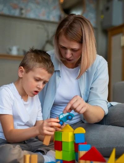 une éducatrice accompagne un enfant