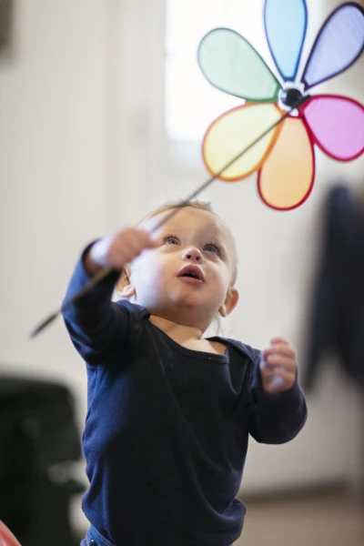 Enfant jouant avec un moulin à vent