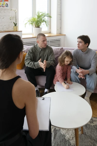 une éducatrice fait de la guidance parentale